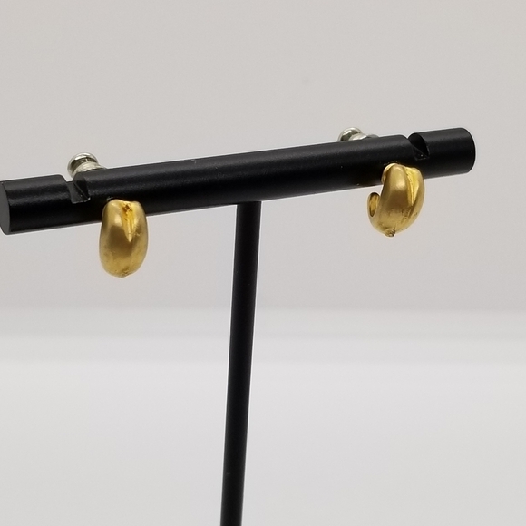 gold tone curl earrings - Picture 2 of 8